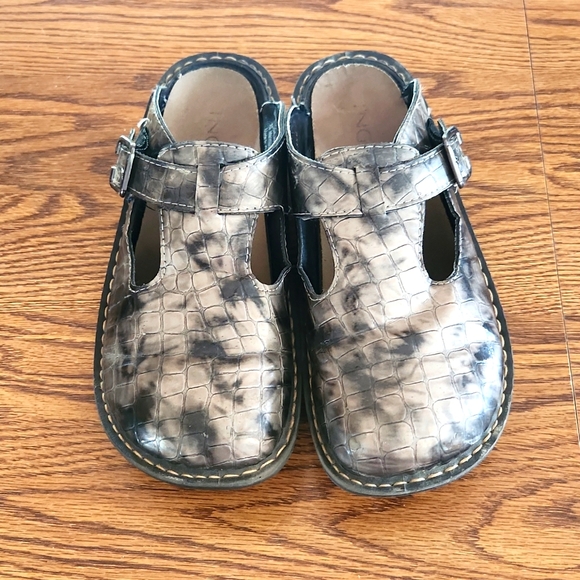 faux alligator print slip on - Picture 2 of 2